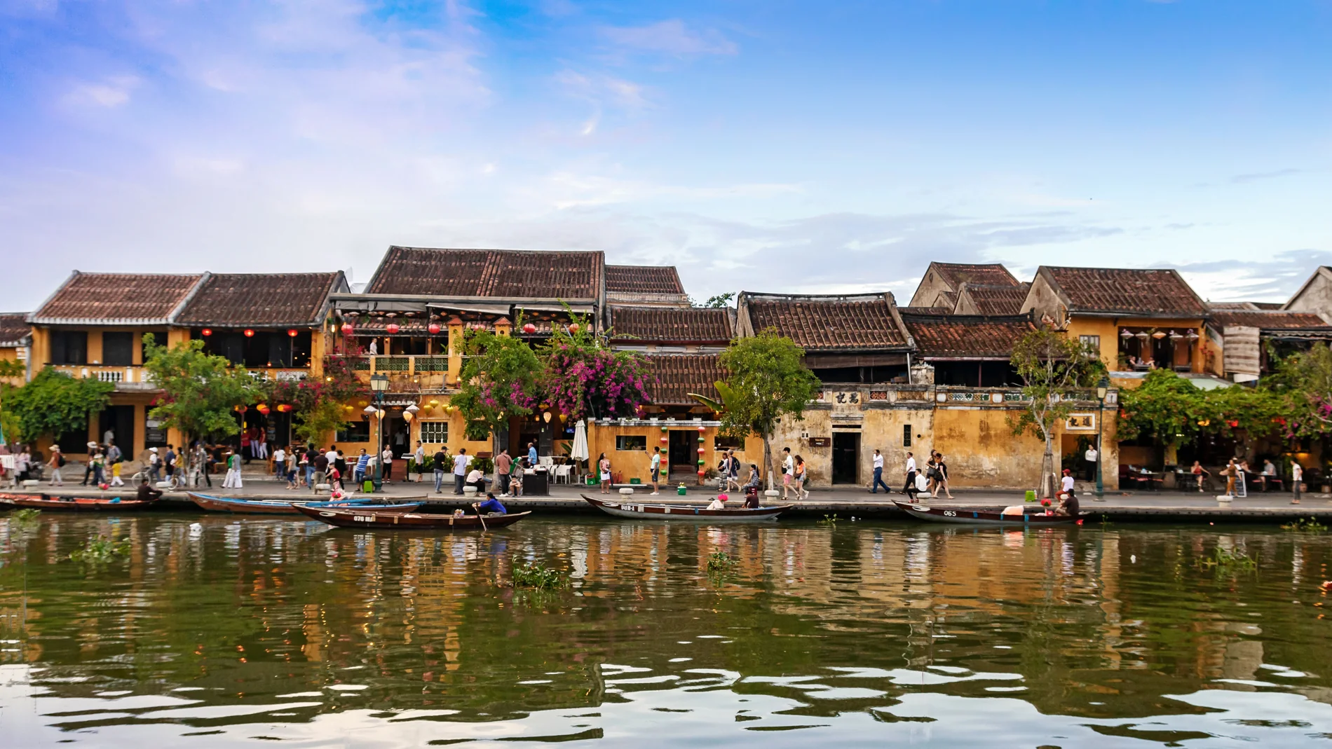Farolillos de Hoi An sobre el rio Thu Bon, experiencia Vietnam Slow MONEA