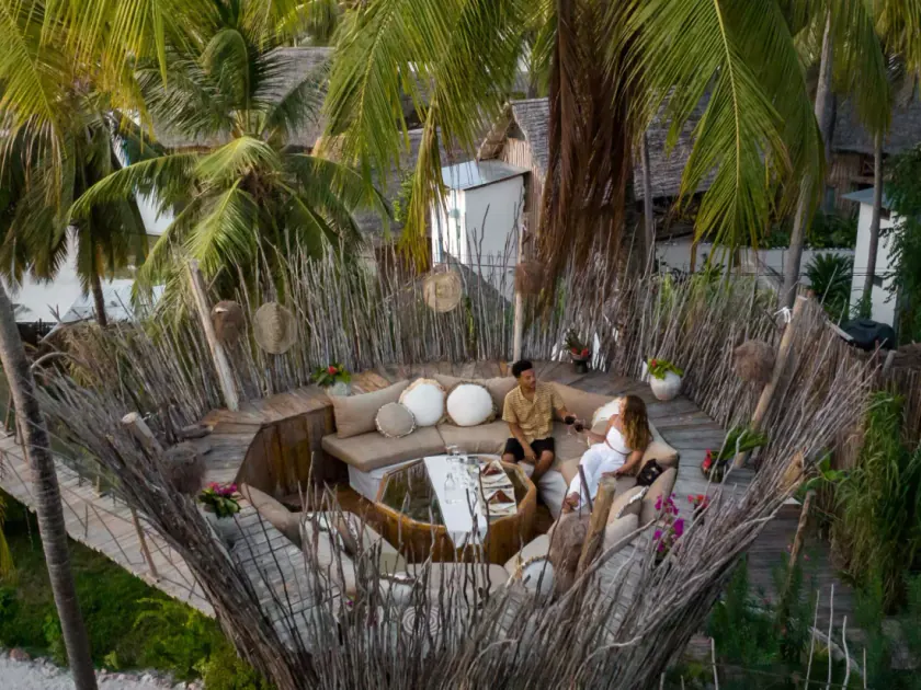 Cena para dos en el nido del Nest, una plataforma de ramas trenzadas entre cocoteros