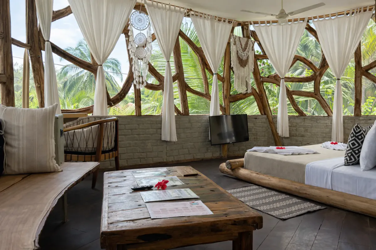 El salón de la Tree House de día, con la mesa baja y las cortinas abiertas