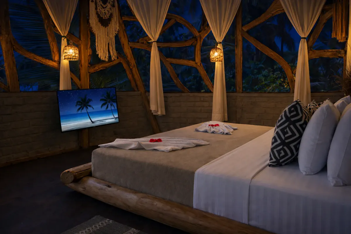 El dormitorio de la Tree House al anochecer, con los farolillos encendidos
