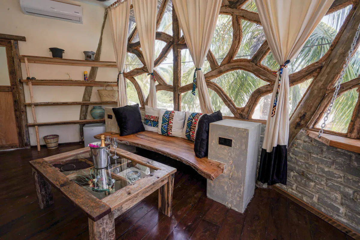 El salón de la Tree House con una cubitera y dos copas sobre la mesa