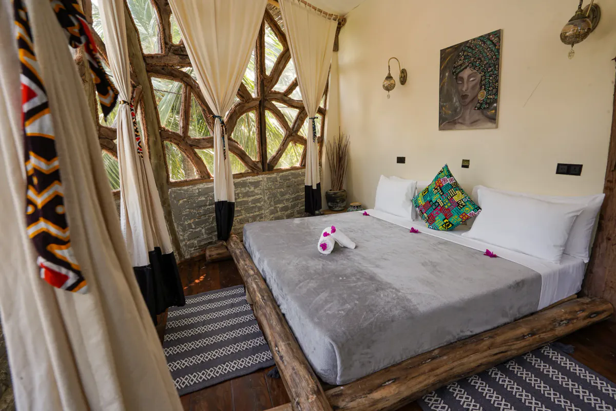 La cama de la Tree House con un cojín estampado y un cuadro en la pared