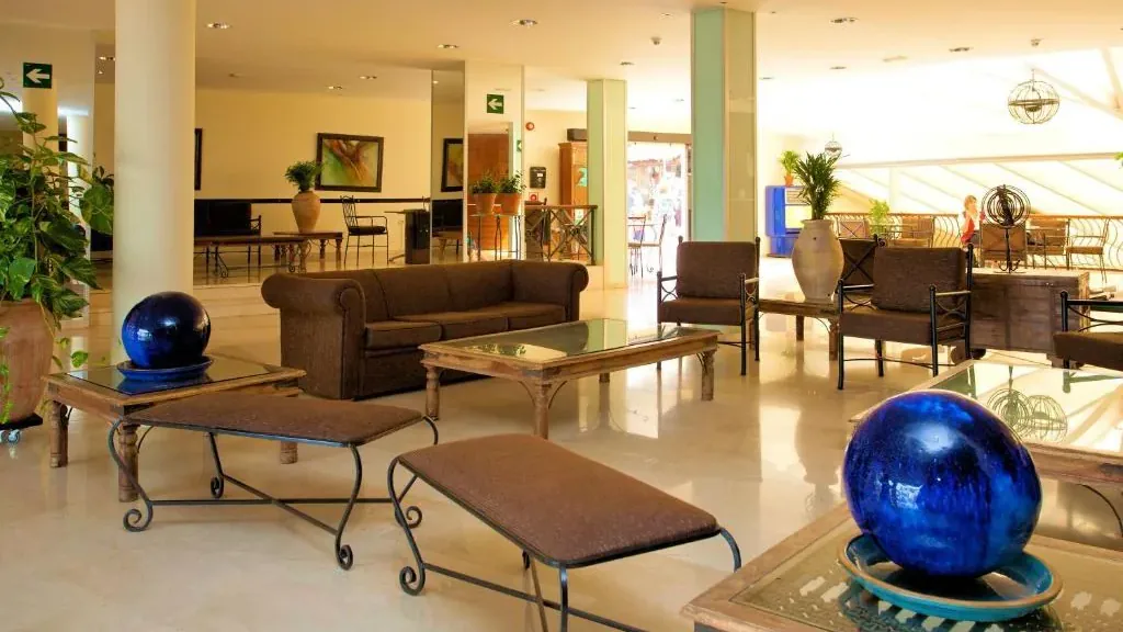 El mismo hall del Royal Mónica desde el otro lado, con los sofás y las banquetas de fondo