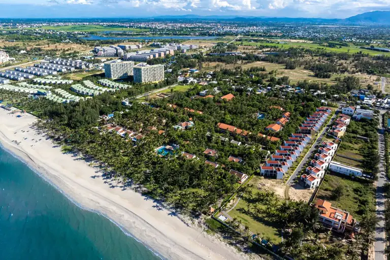 La costa de Ha My desde el aire, con el Belhamy en primer término y Hoi An al fondo