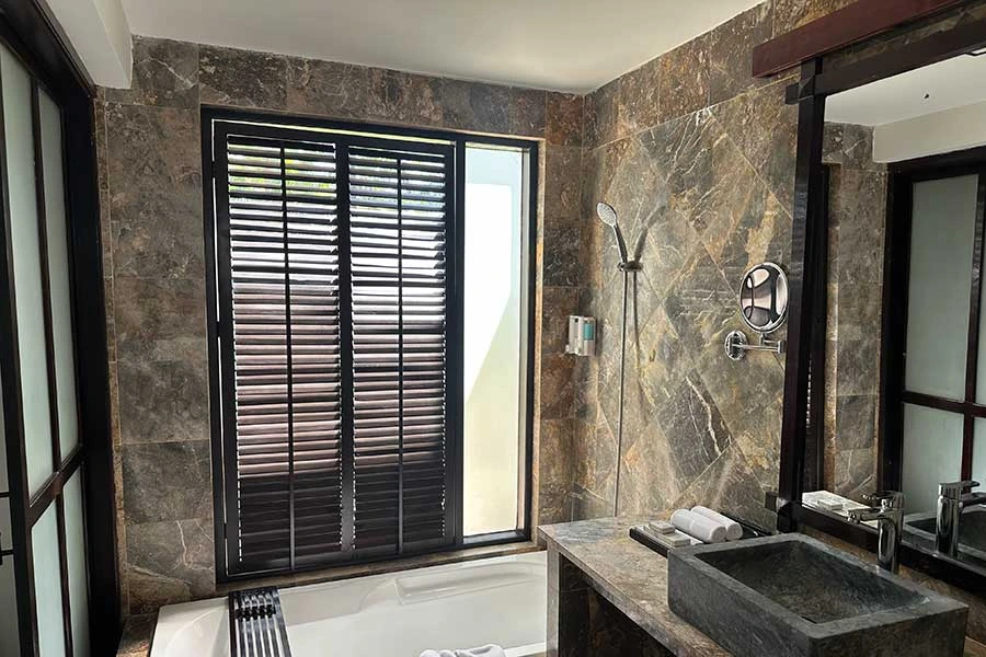 Baño con bañera y ducha